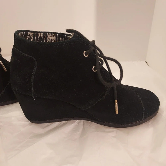 Toms Black Suede Desert Wedge Booties in Size 7 - Picture 6 of 10